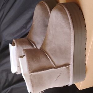 UGG- NEW Size 8 Women's Light Gray Suede Platform Boots In Box
